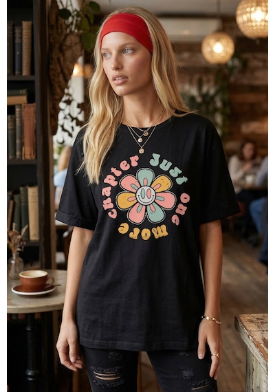 Armonika Kadın Siyah Önü Çiçek Baskılı Yanları Yırtmaçlı Pamuklu T-shirt Arm-26y137003