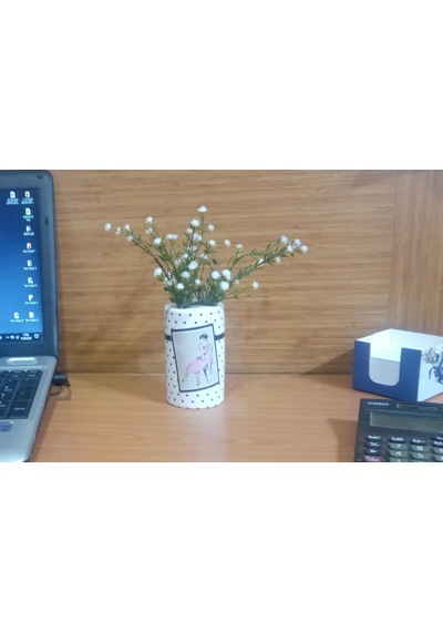 Vazoda Beyaz Yapay Çiçek Dekoratif Pembe Elbiseli Kadın Vazo Dahil 7 x 7 x 16 CM