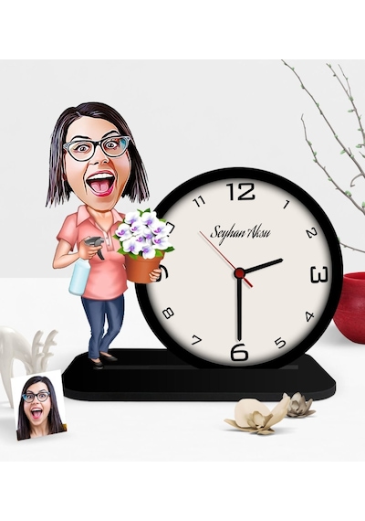 Kişiye Özel Ev Hanımı Anne Karikatürlü Ahşap Masaüstü Saat - 2