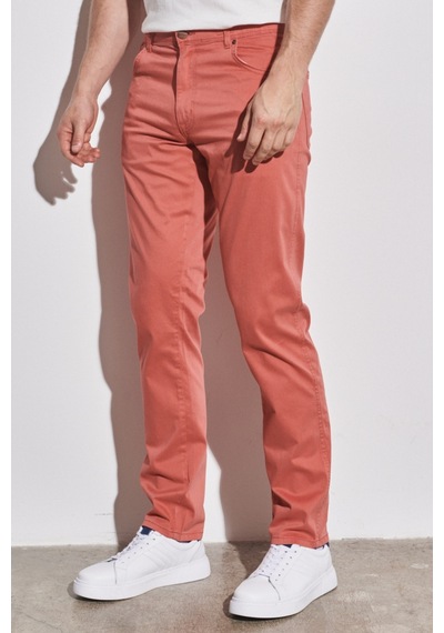 Wrangler Erkek Texas Slim Fit Dar Kesim Normal Bel Kiremit Esnek Pantolon W12SEAXAP Gülkurusu