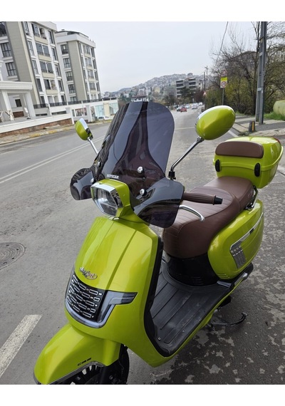 Motocam Küba Bayberry Ön Cam 2024-2026 Model 37cm Siyah Renkli 4mm Elcikli Aparatsız