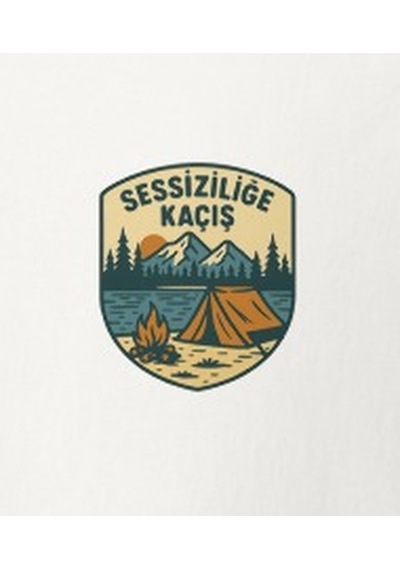 Wildstyle Sessizliğe Kaçış Renkli Doğa Kamp Orman Huzur Rozet Baskılı Unisex Bisiklet Yaka Pamuklu Tişört Beyaz