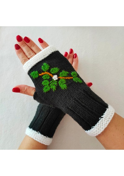 Newdaycraft El Örgüsü Motifli Parmaksız Eldiven / Bileklik - Holly Siyah Siyahımsı Yeşil Newdaycraft El Örgüsü Motifli Parmaksız Eldiven / Bileklik - Holly Siyah Siyahımsı Yeşil