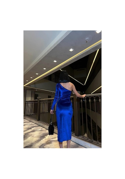 DefyModa Kadın Kadife Kumaş Asimetrik Yaka Yırtmaçlı Midi Abiye Elbise Saks