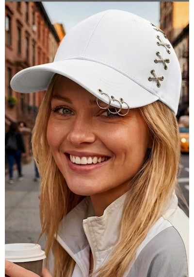 Uniquetrenders Kadın Piercing Halkalı Çapraz Metal Detaylı Özel Tasarım Baseball Cap Streetwear Şapka Beyaz