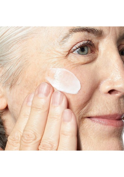Yaşlanma Karşıtı 7 Etkiyi Bir Arada Pürüzsüz, Ve Genç Görünüm Veren Anti-aging Bakım Kremi. 50ml