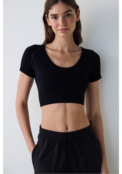 Penti Siyah Dikişsiz Slim Fit Kısa Kollu Crop Spor Üst