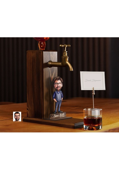Bk Gift Kişiye Özel Patron Baba Karikatürlü Musluklu Ahşap Viski Standı-2, Viski Çeşmesi, Doğum Günü Hediyesi, İçecek Dispenseri