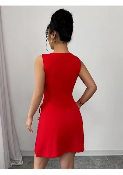 DefyModa Kadın Askılı Yuvarlak Yaka Yırtmaçlı Fiyonk Detaylı Kısa Atlas Elbise Kırmızı