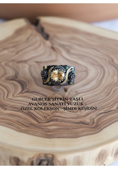 Avanos Agaçlı Üzerine İşlenmiş Sitrin Taşlı Ve Taş Etrafi Gümüş Yakut Ve Zümrüt İle Kaplı Yüzük Kahverengi Avanos Agaçlı Üzerine İşlenmiş Sitrin Taşlı Ve Taş Etrafi Gümüş Yakut Ve Zümrüt İle Kaplı Yüzük Kahverengi