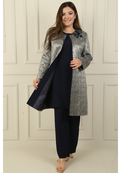By Saygı Kolsuz Yanları Yırtmaçlı Bluz Boncuk Detaylı Astarlı Uzun Jakarlı Ceket Pantolon Büyük Beden 3'lü Takım Lacivert By Saygı Kolsuz Yanları Yırtmaçlı Bluz Boncuk Detaylı Astarlı Uzun Jakarlı Ceket Pantolon Büyük Beden 3'lü Takım Lacivert