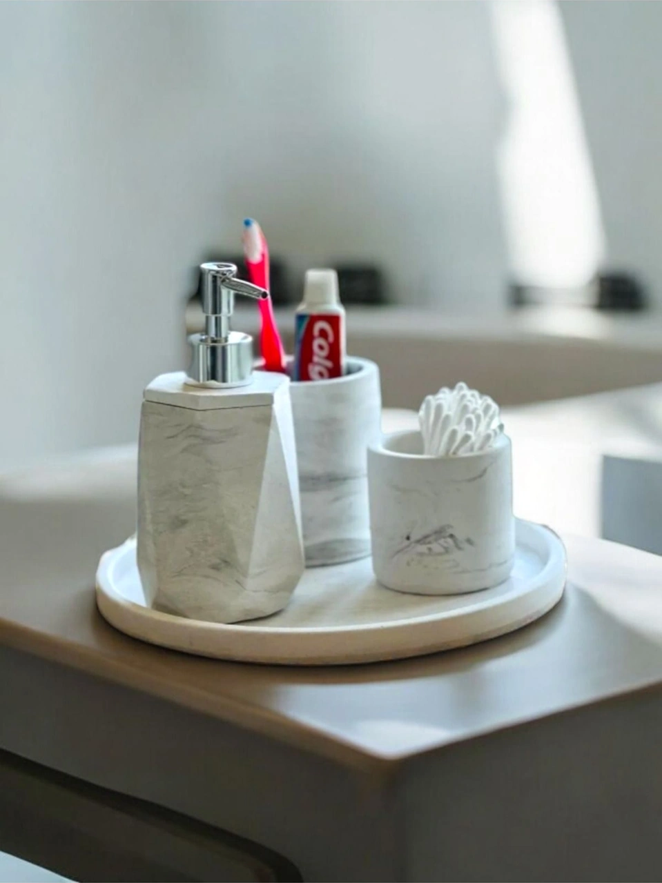 Yuvarlak Tepsili Mermer Desen Beton Banyo Seti Gri