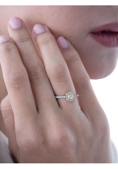 0,63 Karat Fantezi Tektaş Pırlanta Yüzük-802