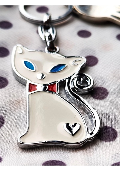 Moncuk Design Mavi Gözlü Kırmızı Papyonlu Beyaz Kedi Metal Anahtarlık