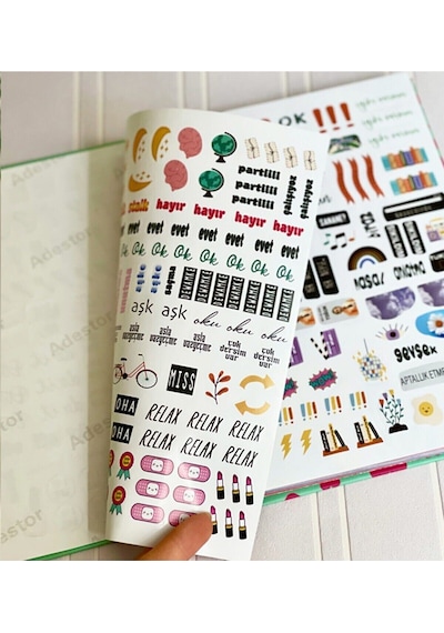 Bu Işıltılı Hayatı Ben Seçtim Sticker'lı Tarihsiz Konuşan Ajanda Haftalık Planlayıcı Defter Beyaz