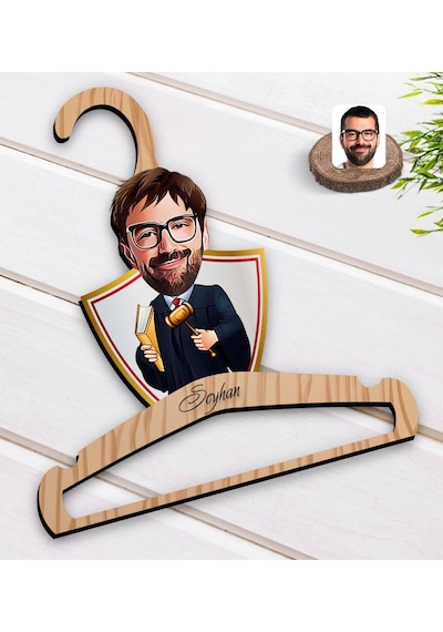 Kişiye Özel Erkek Hakim Karikatürlü Standart Boy Ahşap Elbise Ask (551144847)