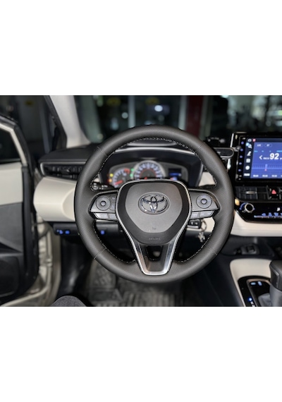 Toyota Corolla 2020-2025 Araca Özel Direksiyon Kılıfı Nokta Düz Siyah İpli Kırmızı