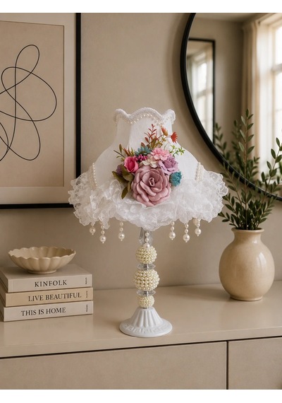Renkli Çiçek Dekorlu Beyaz Kadife Başlık Beyaz İnci Ayaklı Klasik Model Şık Abajur 50x30cm