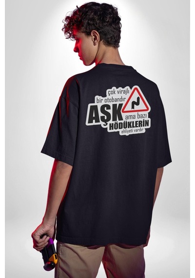Çok Virajlı Bir Otabandır Aşk, Ama Bazı Hödüklerin Ehliyeti Vardır Yazılı Pamuklu Kadın Erkek Oversize Sırt Dijital Baskılı Siyah T-shirt Siyah