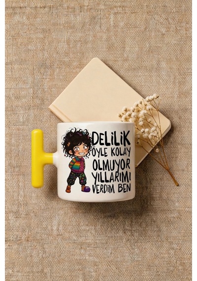 Delilik Öyle Kolay Olmuyor Yıllarımı Verdim Ben Yazılı Baskılı Seramik Hediye Kupa Bardak Çok Renkli