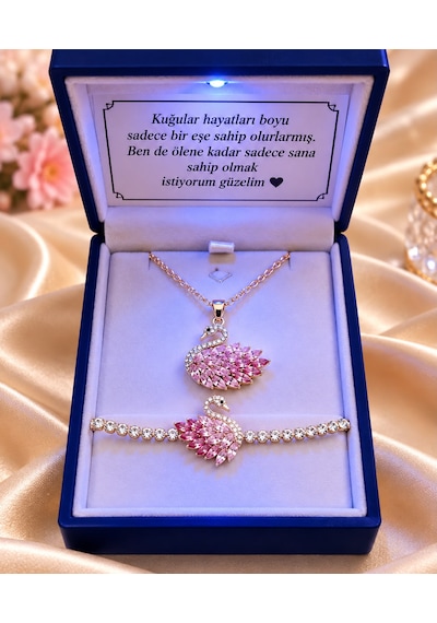 Pembe Taşlı Kuğu Figürlü Kolye Bileklik 2 Li Takı Seti Gümüş Renk Mavi Işıklı Kutu