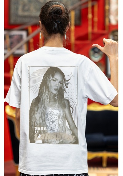 Sevbano Zarıa Larsson Şarkıcı Sırt Baskılı Unisex Oversize Tişört Beyaz