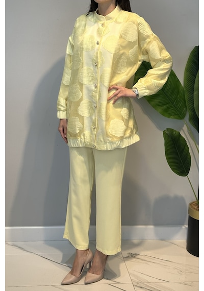 Lale Butik Organze Kumaş Üst Ceketi Taşlı Düğmeli Desenli Ceket Pantolonlu Takım 14396 Sarı Lale Butik Organze Kumaş Üst Ceketi Taşlı Düğmeli Desenli Ceket Pantolonlu Takım 14396 Sarı