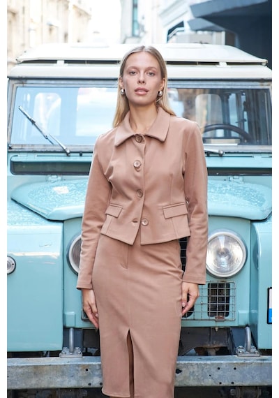 Kadın Likralı Kaşe Kumaş Yakalı Cep Kapaklı Uzun Kol Düğmeli Kısa Blazer Ceket Kaban-camel CAMEL Kadın Likralı Kaşe Kumaş Yakalı Cep Kapaklı Uzun Kol Düğmeli Kısa Blazer Ceket Kaban-camel CAMEL
