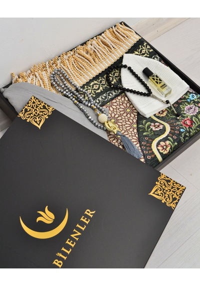 Çeyizlik lik Seccade Set Astarlı Kadife Seccade, Eşarp, Kristal Tesbih, Erkek Tesbihi, Takke Ve Esanslı Özel Kutulu Lüks Gri Çeyizlik lik Seccade Set Astarlı Kadife Seccade, Eşarp, Kristal Tesbih, Erkek Tesbihi, Takke Ve Esanslı Özel Kutulu Lüks Gri