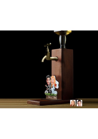 Bk Gift Kişiye Özel Evleniyoruz Karikatürlü Musluklu Ahşap Viski Standı-3, Viski Çeşmesi, Doğum Günü Hediyesi, İçecek Dispenseri