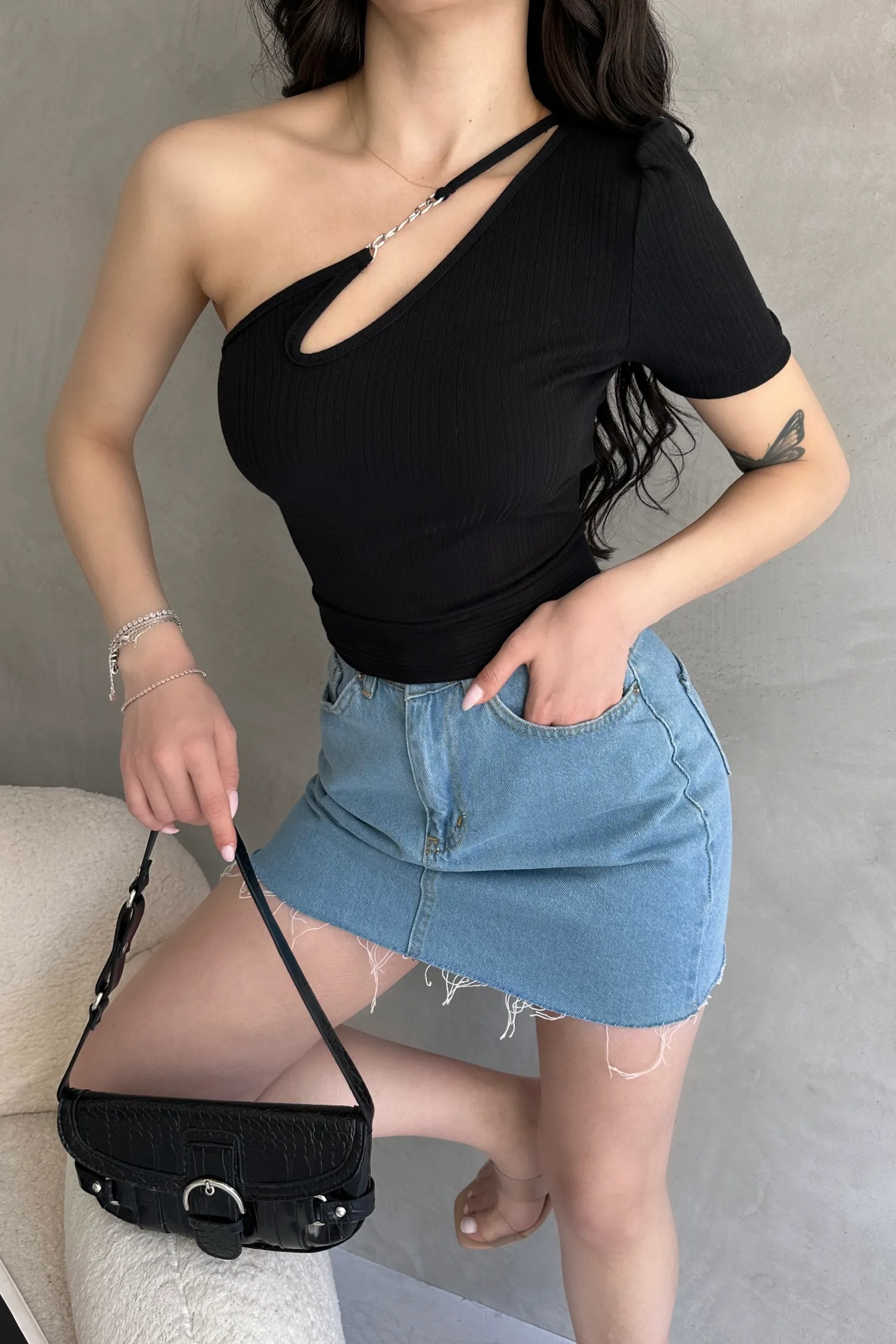 Nido Tek Omuz Zincir Detaylı Crop Bluz siyah