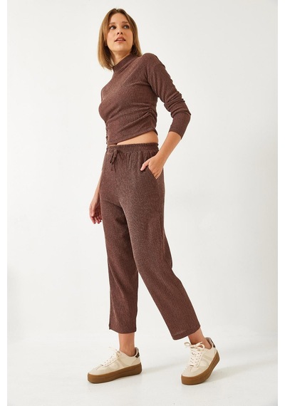 Shade Kadın Crop Bluz Ve Beli Lastikli Pantolonlu Alt Üst Takım 60261363 - Kahverengi Shade Kadın Crop Bluz Ve Beli Lastikli Pantolonlu Alt Üst Takım 60261363 - Kahverengi