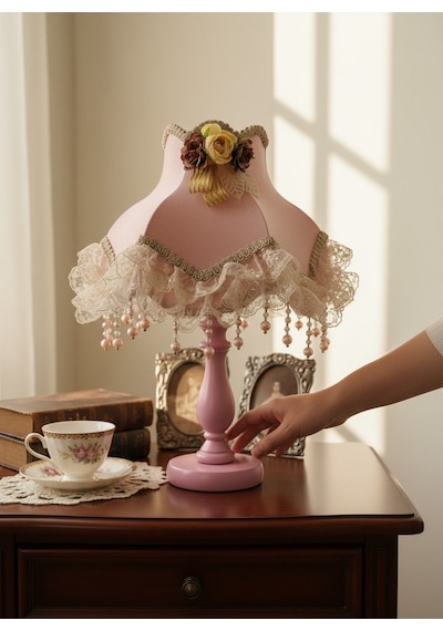 Pudra Pembe Klasik Model Gold Süslemeli Pembe Ahşap Ayaklı Abajur 45x28cm