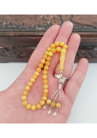 Damla Kehribar Dört Parmak Küre Kesim Gümüş Püsküllü Tesbih... Damla Gr : 6,3 Gümüş Gr : 3,8 Ölçü : 6,5 X 6,5 Koyu Sarı Damla Kehribar Dört Parmak Küre Kesim Gümüş Püsküllü Tesbih... Damla Gr : 6,3 Gümüş Gr : 3,8 Ölçü : 6,5 X 6,5 Koyu Sarı