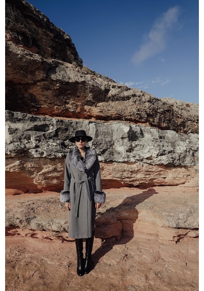 Olcay Yakası Ve Kolları Çıkabilen Kürklü Kruvaze Ara Boy Kaban Gri 3043