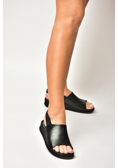 Fox Shoes Y555541303 Siyah Hakiki Deri Alçak Tabanlı Kadın Sandalet