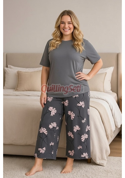Lady Gri Renk, Çiçek Desenli 10739 Pamuklu Büyük Beden Kapri Anne Pijama Takımı Gri - Pembe Lady Gri Renk, Çiçek Desenli 10739 Pamuklu Büyük Beden Kapri Anne Pijama Takımı Gri - Pembe
