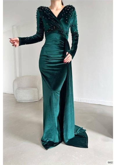 Lior Design Kadın İnce İşçilik Esnek Kadife Kumaş Kruvaze Yaka Kuyruklu Abiye Elbise Zümrüt Lior Design Kadın İnce İşçilik Esnek Kadife Kumaş Kruvaze Yaka Kuyruklu Abiye Elbise Zümrüt
