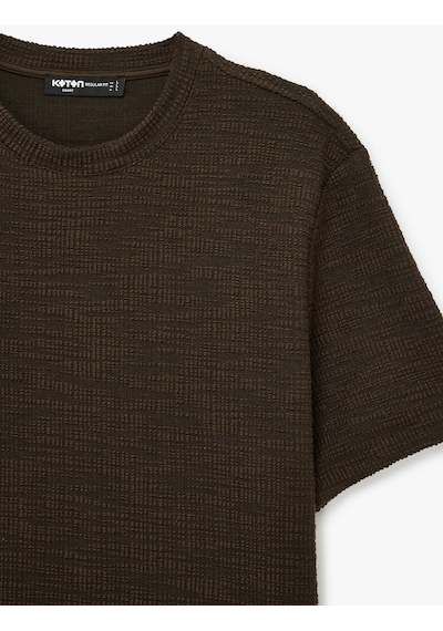 Koton Regular Fit Kısa Kollu Dokulu Tok Kumaş Bisiklet Yaka Tişört Kahverengi 6sam10378mk Kahve