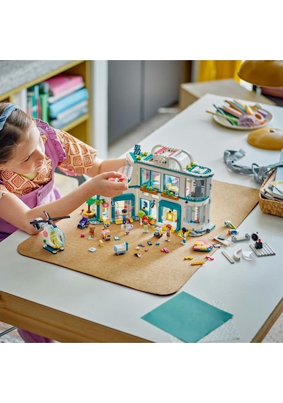 LEGO® Friends Heartlake City Hastanesi 42621 7+ Yaratıcı Oyuncak Yapım Seti - 1045 Parça