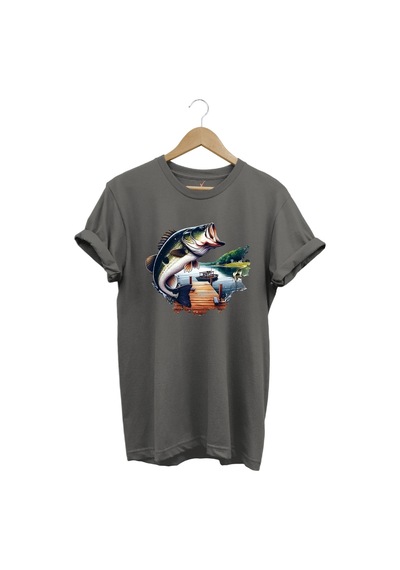 Balıkçılık Siyah Levrek Baskılı Manzara İskele Ve Tekne Balıkçılığı %100 Pamuk Regular Fit T-shirt Gri
