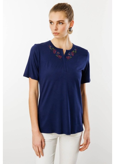 Desen Triko Açma Yaka Nakış İşlemeli Penye Kadın T-shirt 25700 Lacivert