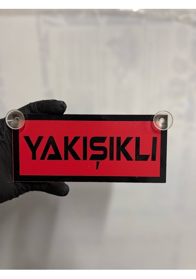 Kırmızı Renk Üzeri Siyah Renk Yakışıklı Yazılı Vantuzlu Cam Süsü