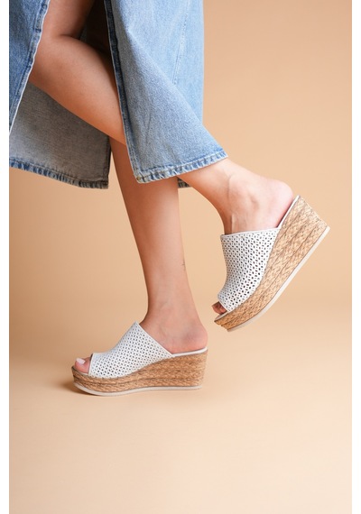 Analin Shoes Kadın Hakiki Deri Delikli Dolgu Topuk Terlik Beyaz