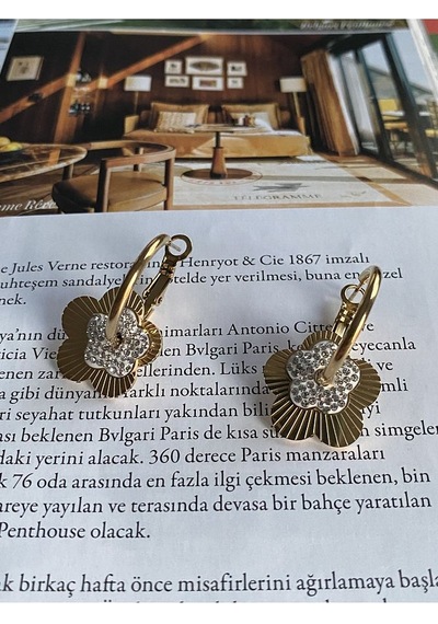 Kadın Zirkon Taşlı Yonca Çelik Kararmaz Gold Kaplama Küpe Çifti Altın
