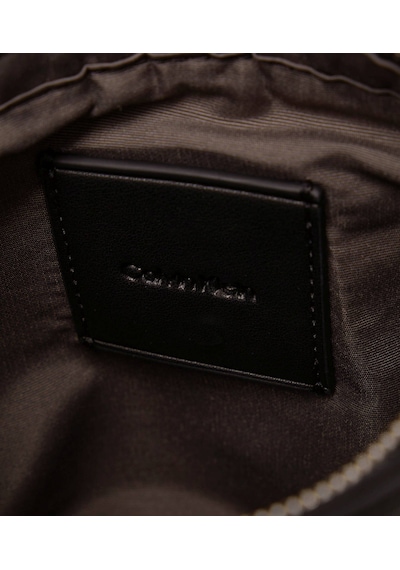 Calvin Klein Erkek Emblem Emboss Slim Omuz Çantası Siyah