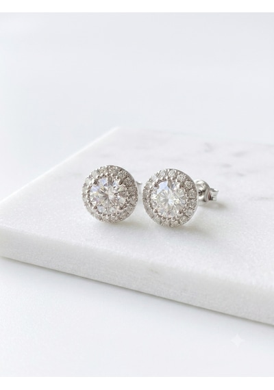 Kadın Etrafı Taşlarla Çevrili Moissanite Taşlı Gümüş Küpe
