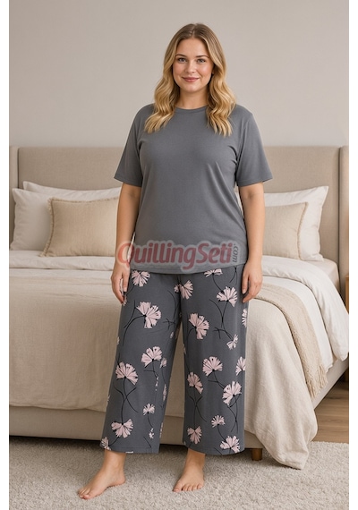Lady Gri Renk, Çiçek Desenli 10739 Pamuklu Büyük Beden Kapri Anne Pijama Takımı Gri - Pembe Lady Gri Renk, Çiçek Desenli 10739 Pamuklu Büyük Beden Kapri Anne Pijama Takımı Gri - Pembe