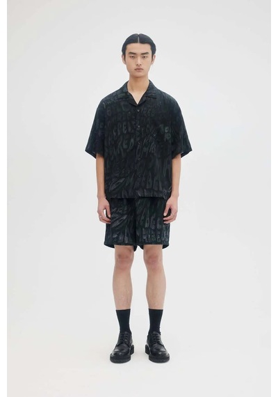 Waves Kamp Yaka Gömlek - %70 Rayon, %30 Tencel, Özgün Domrebel Desenli Kısa Kollu Siyah