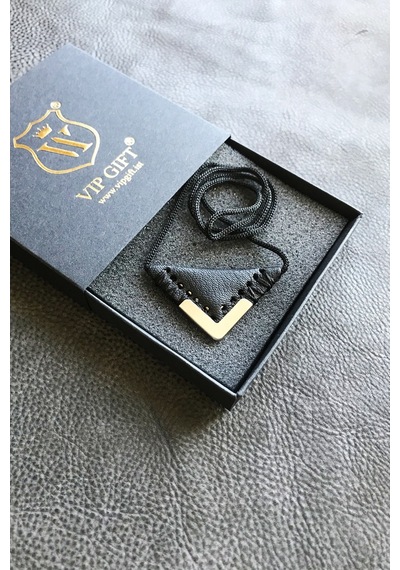 KAYI CEVŞEN DUALI ÜÇGEN KOLYE MUSKA HAKİKİ DERİ METAL KORUMALI 8758495757009